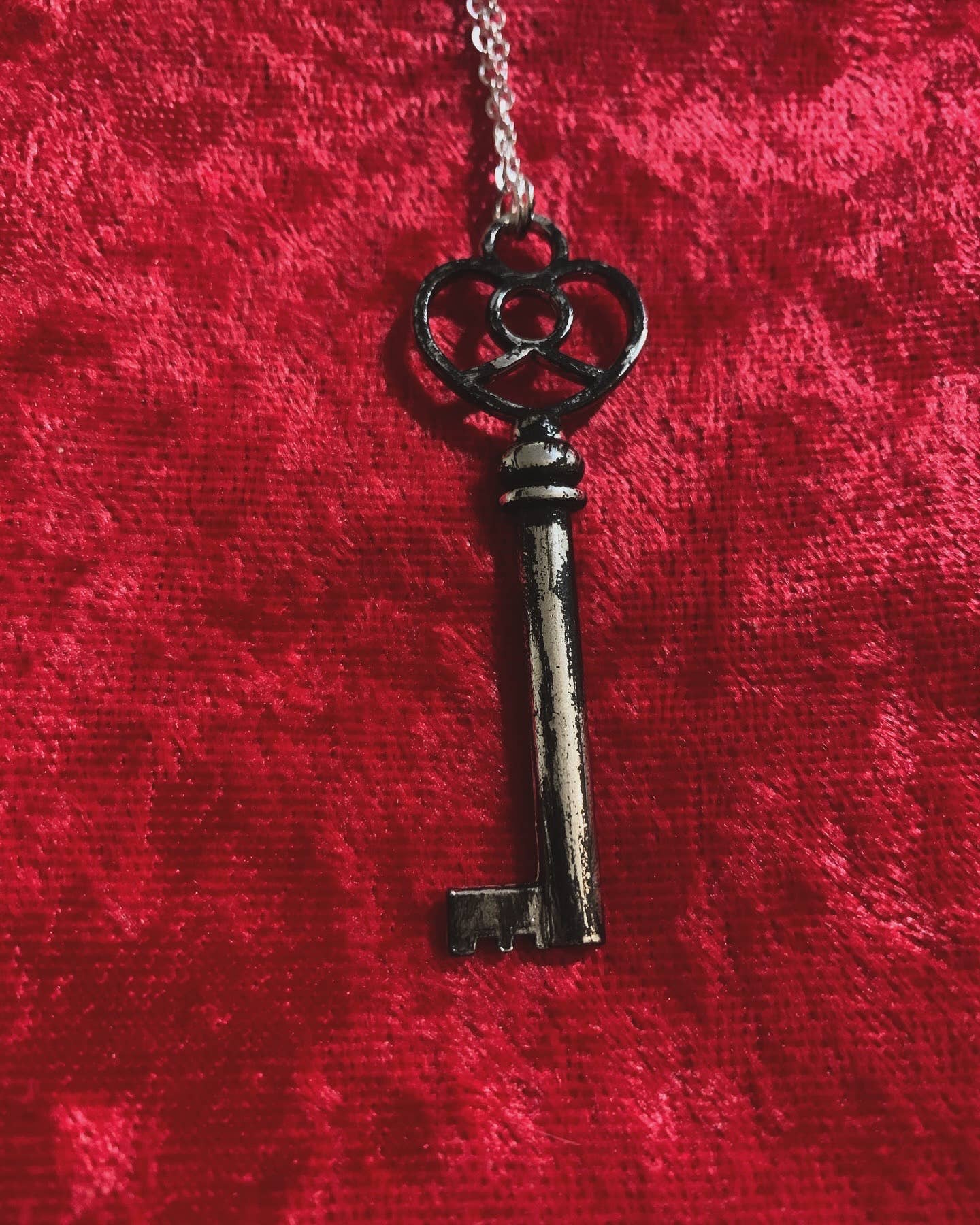 Antiqued Silver Skeleton Key necklace : Heart shaped