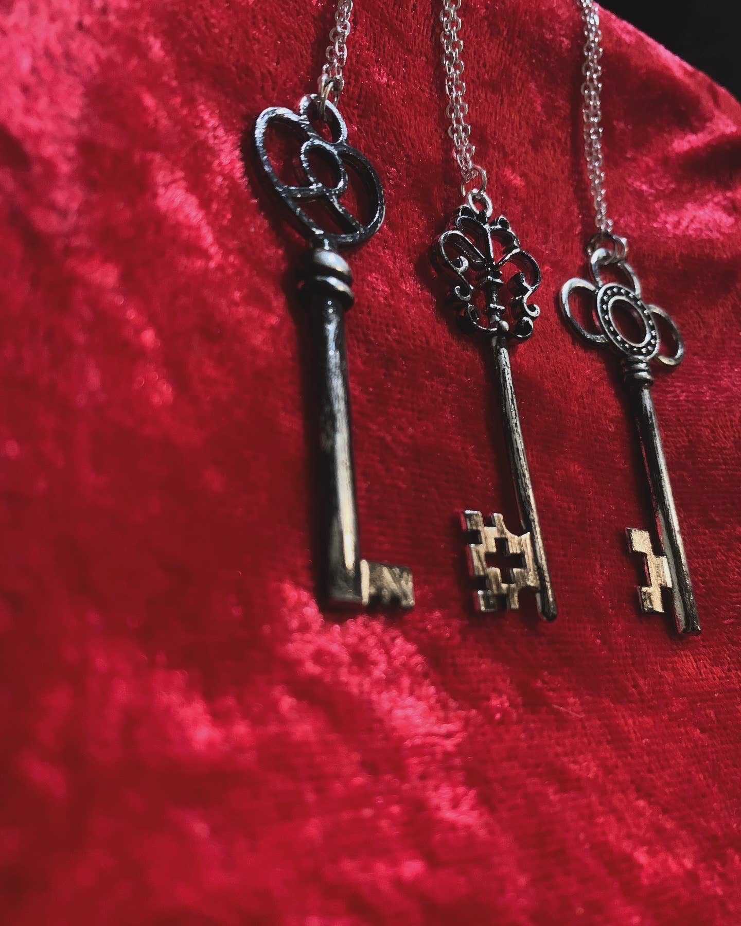 Antiqued Silver Skeleton Key necklace : Swirls