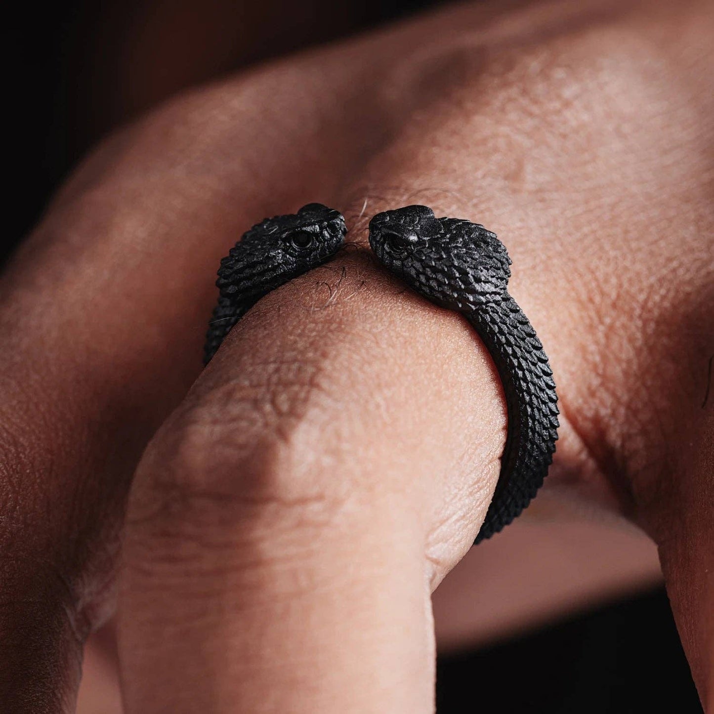 Amphisbaena Ring: Black / 9