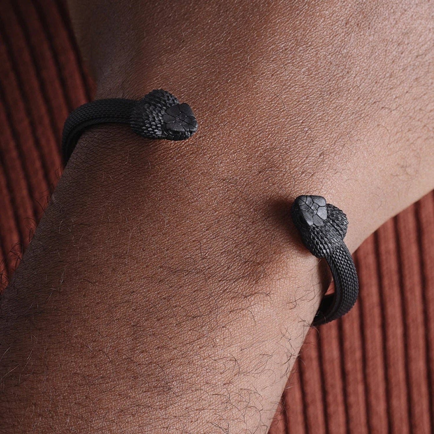 Amphisbaena Bracelet: Black / 8"