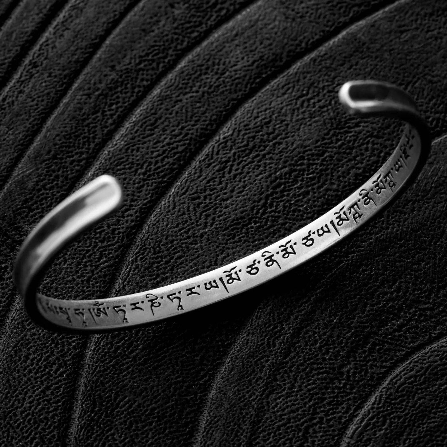 Buddhist Mantra Bracelet: Silver / 7"