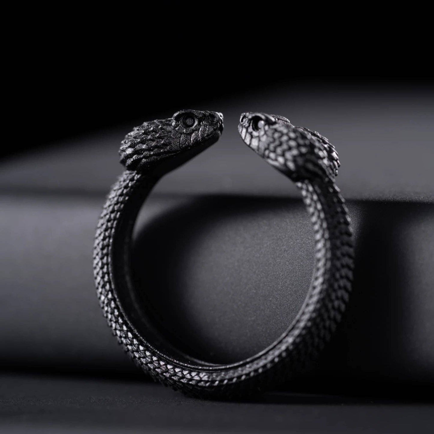 Amphisbaena Ring: Black / 9