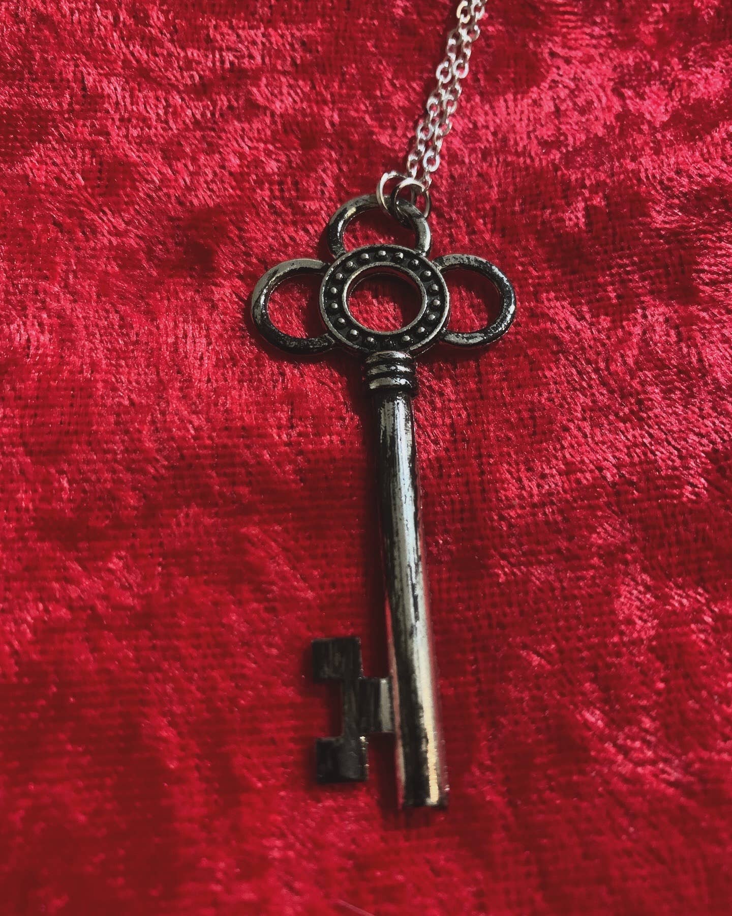 Antiqued Silver Skeleton Key necklace : Heart shaped