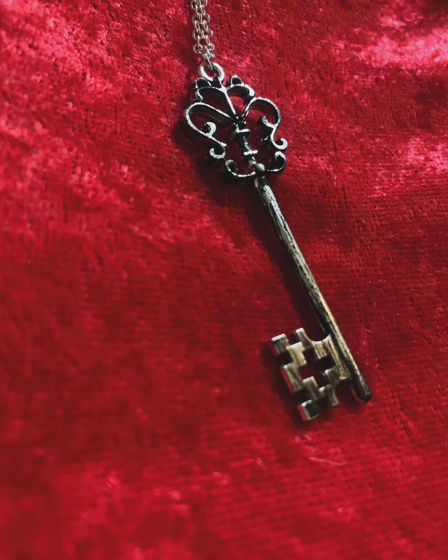 Antiqued Silver Skeleton Key necklace : Heart shaped