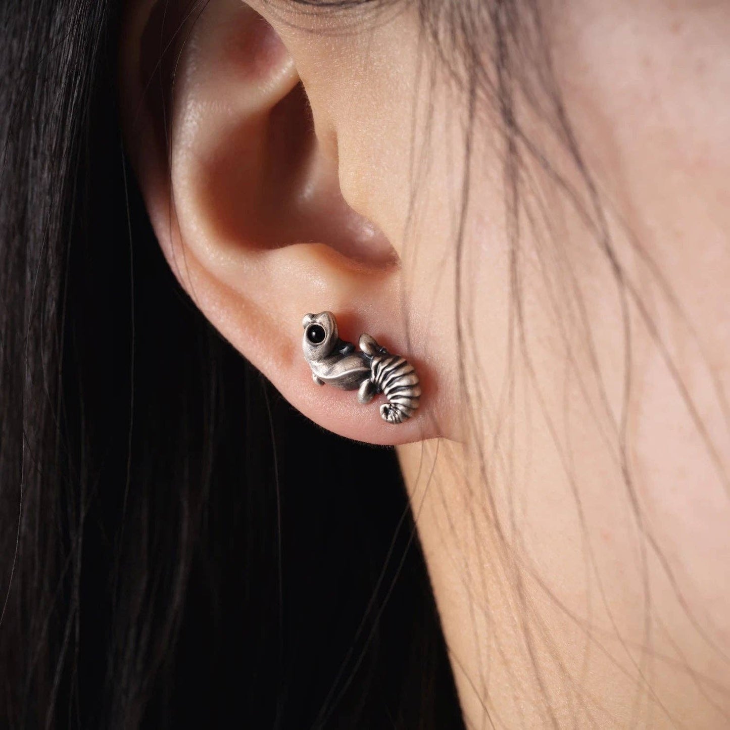 Coppertist.wu - Knob Tail Gecko Earrings: Oxidized Silver