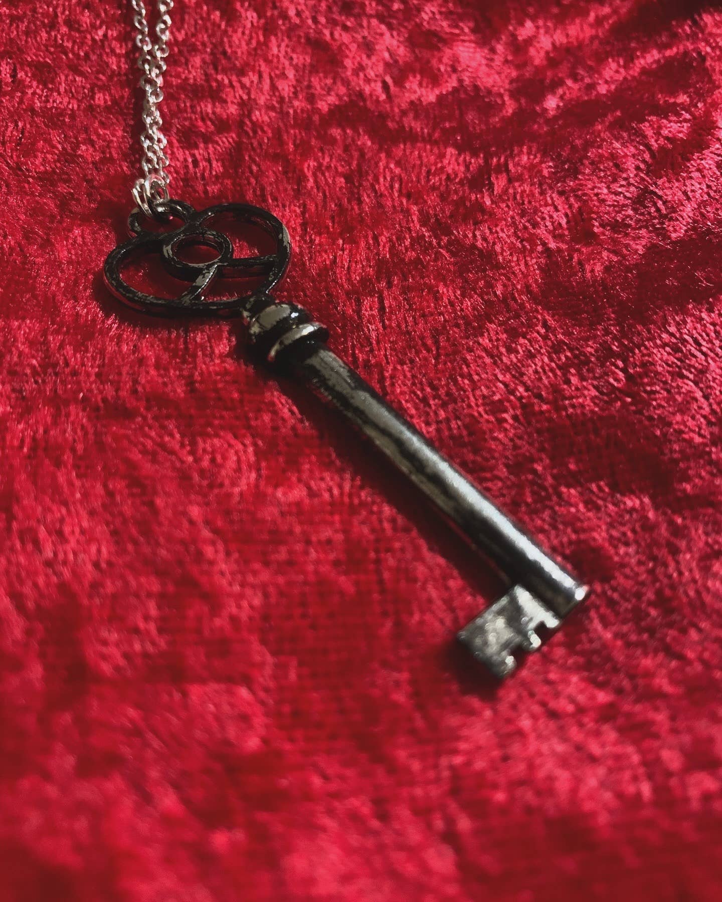 Antiqued Silver Skeleton Key necklace : Heart shaped