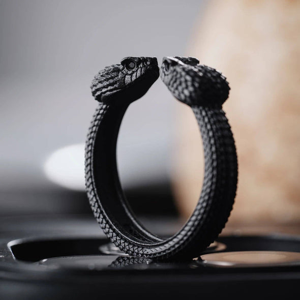 Amphisbaena Ring: Black / 9